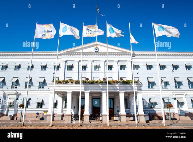 Mihin Verorahat Käytetään Suomessa 10 suomalainen hallintorakennus ja liput lipputangossa