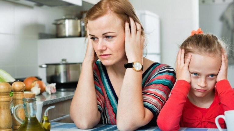 suomalainen perhe kotona laskemassa talouspaperit