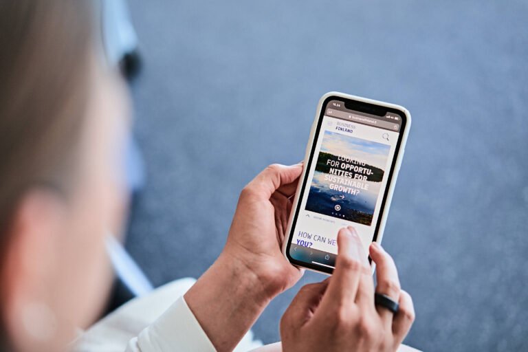 suomalainen puhelinluettelo ja puhelin kadessa