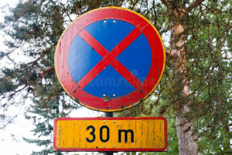 Mitä Liikennemerkki ”Pysäköinti Kielletty” Tarkottaa Suomessa