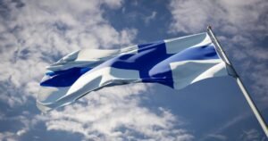 suomen lipun liehuva sisu taustalla