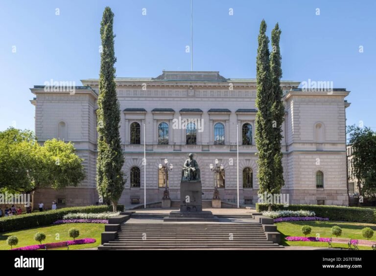 Miten Valuuttakurssit Määräytyvät Suomen Pankissa 34 suomen pankin julkisivu ja liput tuulessa