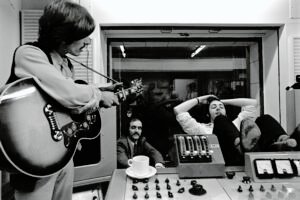 the beatles soittamassa akustisia instrumentteja studiossa