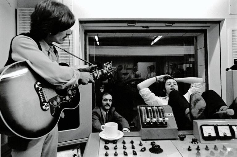 the beatles soittamassa akustisia instrumentteja studiossa