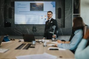 tiimi keskustelee kasvustrategioista neuvotteluhuoneessa