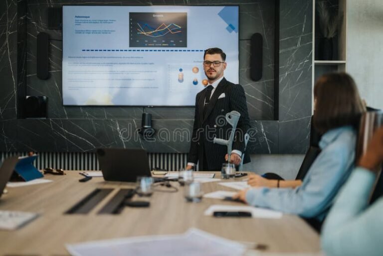 Miten Business Finlandin henkilöstö tukee yritysten kasvua 12 tiimi keskustelee kasvustrategioista neuvotteluhuoneessa