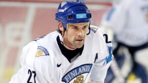 timo jutila jaakiekkovarusteissa pelilaudalla