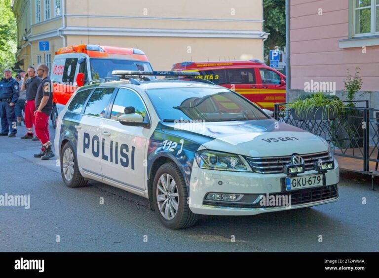 turun poliisiauto kaupungin keskustassa