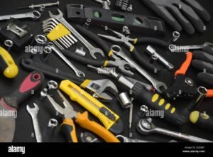 tyokalupakki ja erilaiset kasityokalut poydalla