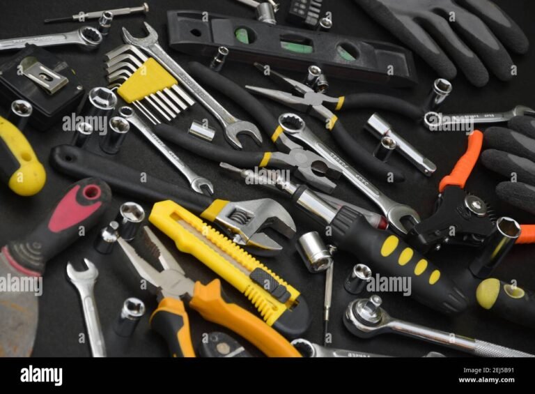 tyokalupakki ja erilaiset kasityokalut poydalla
