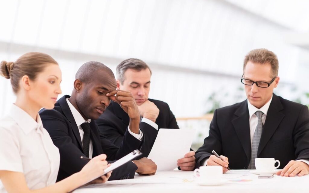 Paljonko työntekijä maksaa työnantajalle – miten laskea 2 tyontekija ja tyonantaja neuvottelemassa tyopaikalla