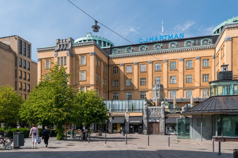 vaasan keskustan liiketalo ihmisia sisaankaynnilla