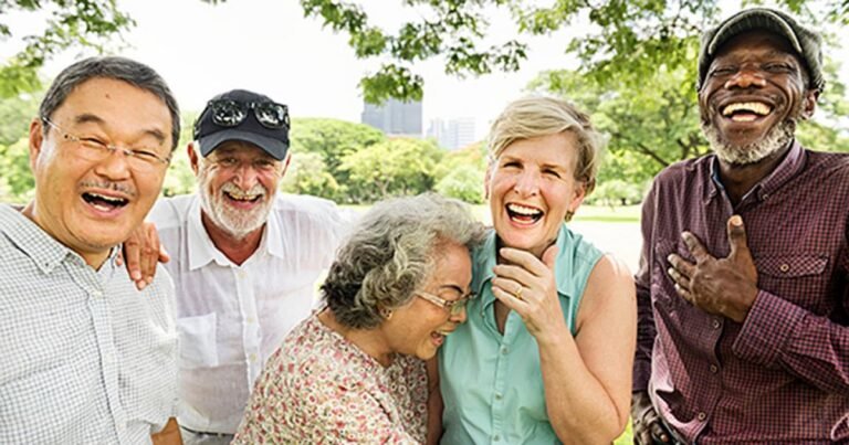 vanha henkilo miettii ikaryhmia luonnossa