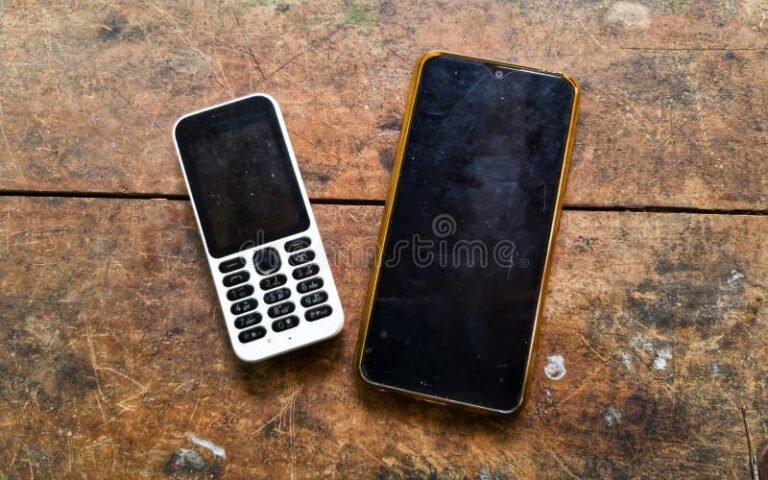 vanha kosketusnayttopuhelin poydalla
