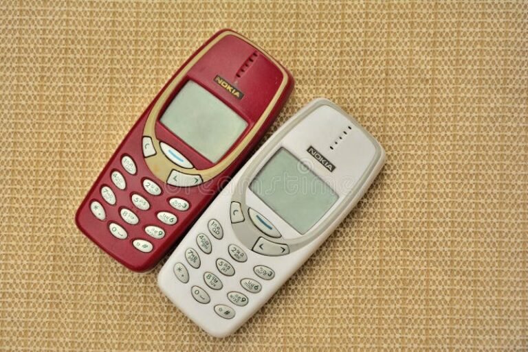 Mikä oli Nokian ensimmäinen julkaistu matkapuhelin 19 vanha nokian matkapuhelin poydalla