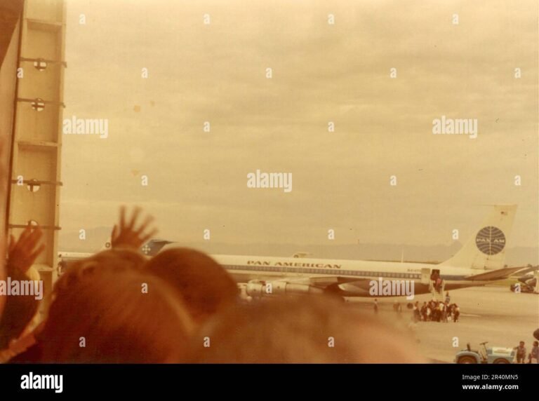 Mitä Pan Am Stock tarkoittaa ja miten siihen sijoitetaan 29 vanha pan am lentokone lentokentalla auringonlaskussa