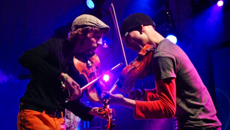 vanha suomalainen laulajaduo lavalla