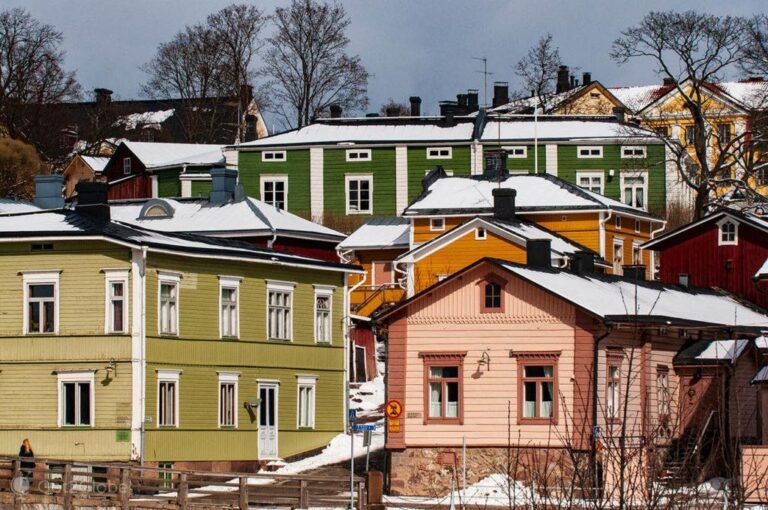 vanha suomalaistalo ja perintosalkku