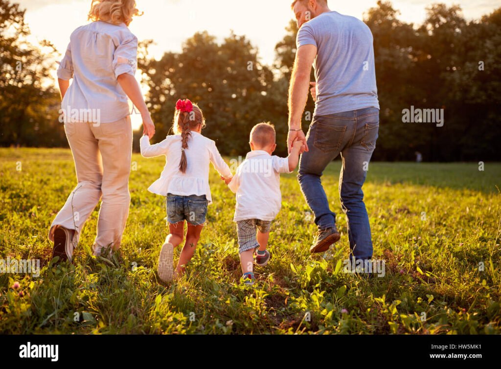 vanhempi ja lapsi kavelevat yhdessa luonnossa