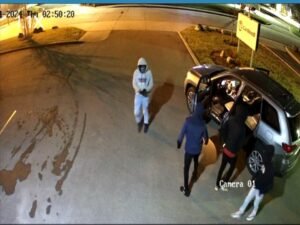 varkaan yritys autoliikkeessa valvontakameran alla