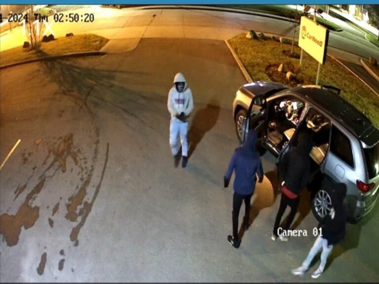 varkaan yritys autoliikkeessa valvontakameran alla