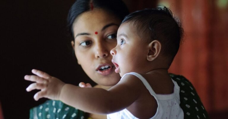 vauva hymyilee ja yrittaa puhua