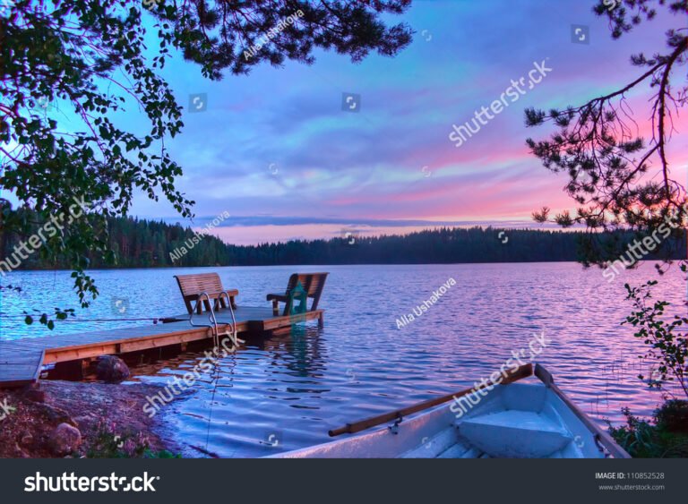 vene jarvella kirkkaassa kesasaassa