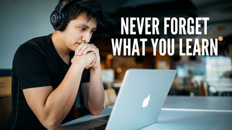 videon toistoa ohjaava ohjelmoija tietokoneella