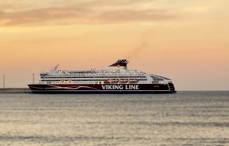 viking line laiva merella auringonlaskussa