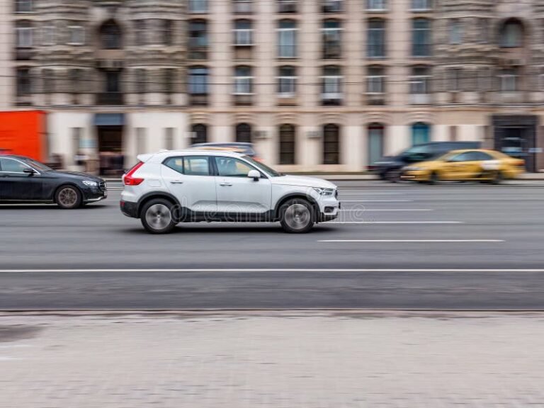 volvo auto liikkuu kaupunkimaisemassa aurinkoisena paivana