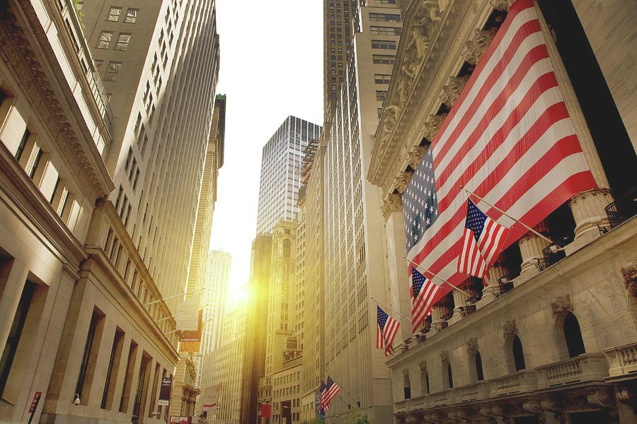 wall streetin porssirakennus auringonnousussa