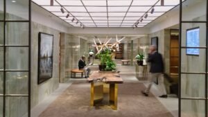 ylellinen lentokenttalounge avautuvin ovin