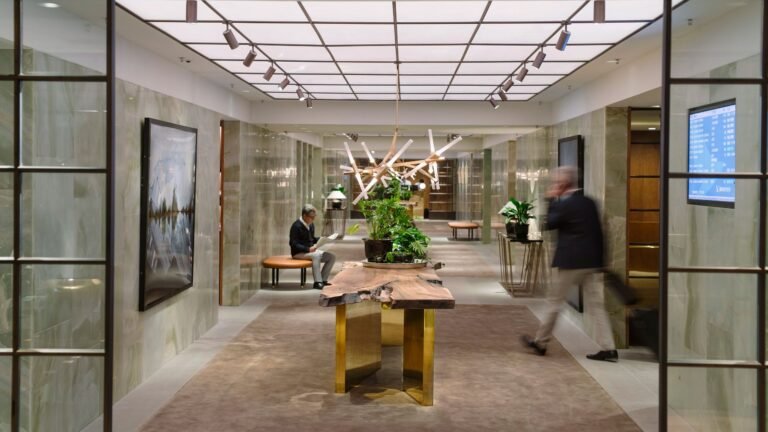 ylellinen lentokenttalounge avautuvin ovin