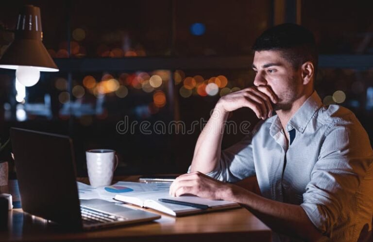 yrittaja tyoskentelee keskittyneesti tietokoneen aarella