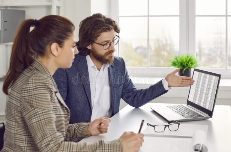 Miten Pirkanmaan PK-yritykset voivat valita parhaat tilit 10 yrityksen neuvonantaja keskustelee asiakkaan kanssa