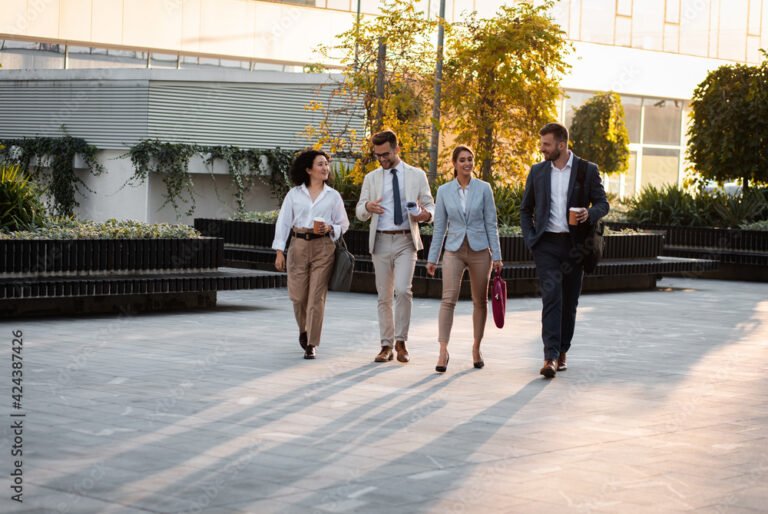 yrityksen omistajat kavelevat toimistorakennuksen edessa